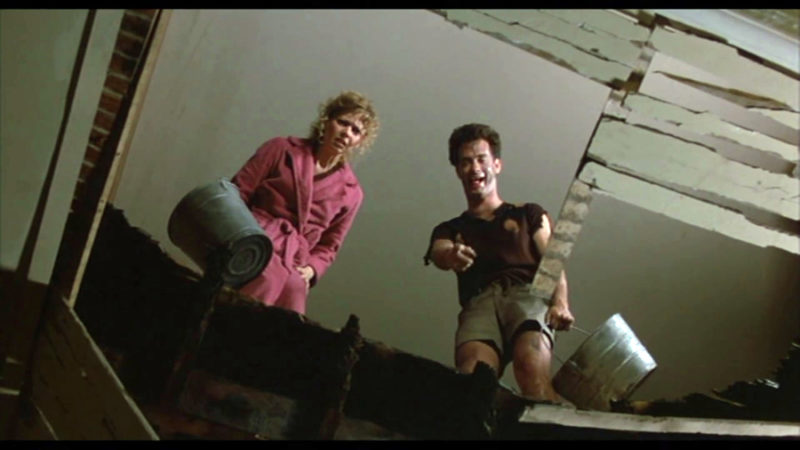 Chico y chica mirando hacia abajo