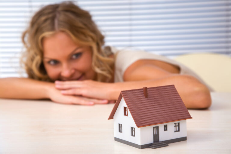 Mujer mirando casa