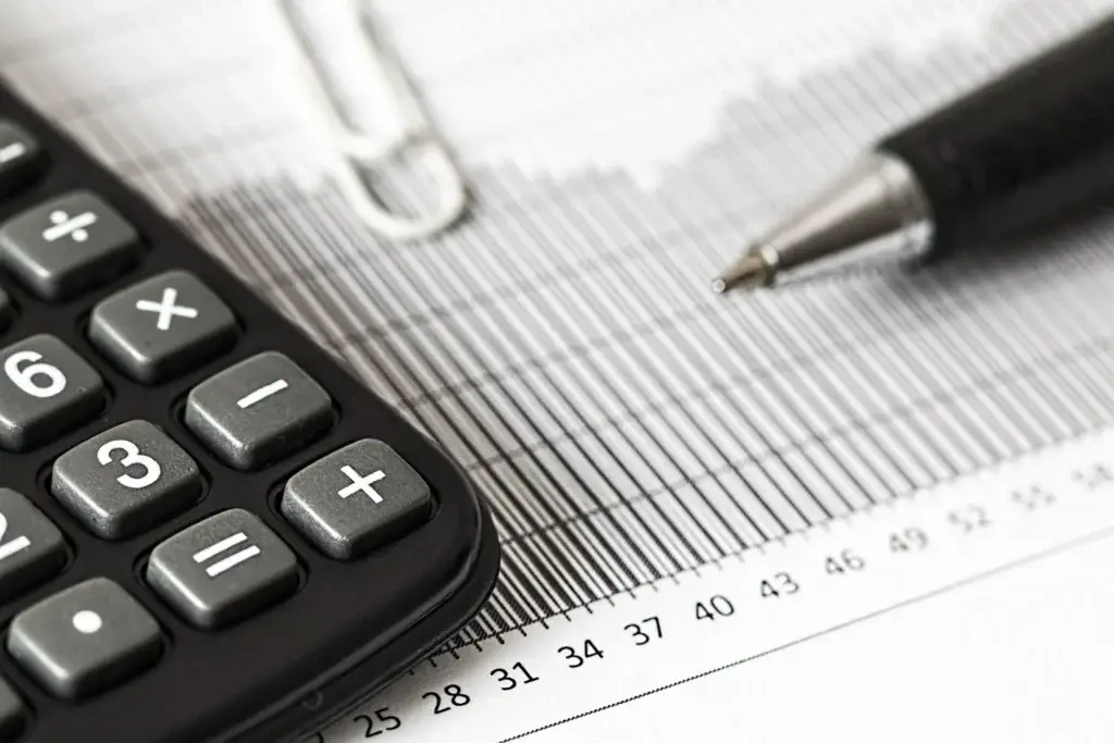 Calculadora y boligrafo