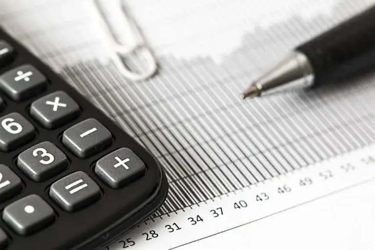Calculadora y boligrafo