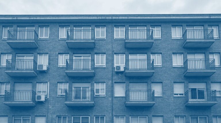 Fachada de un edificio de viviendas de ladrillo con balcones